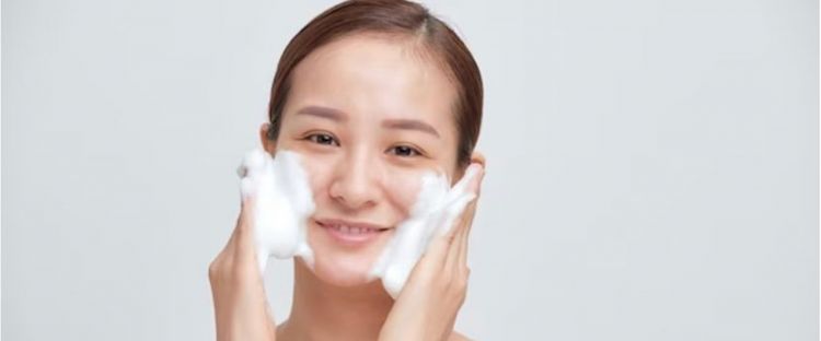 Teknik Double Cleansing untuk Kulit Berminyak: Cara Membersihkan Kulit dengan Berkesan
